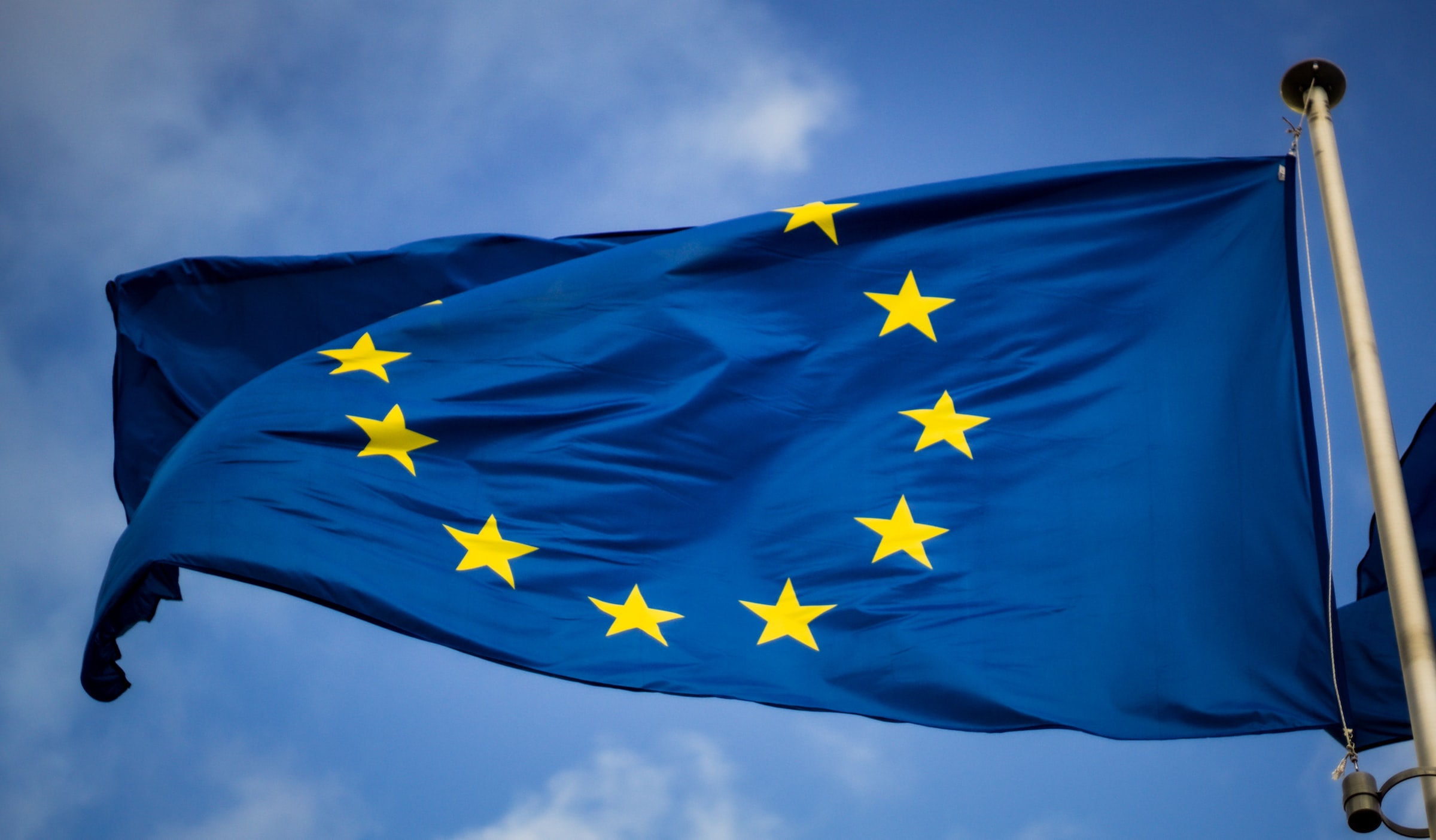 europese vlag voor blauwe lucht